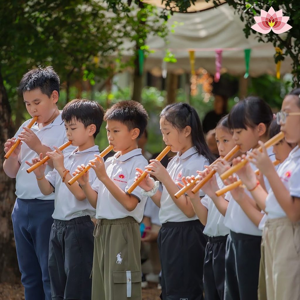 นักเรียนร่วมบรรเลงดนตรีในงาน Open House
